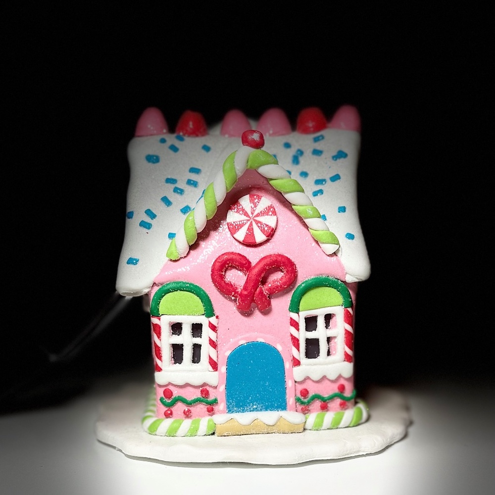 PINKMAS LED Multicolored Gingerbread House